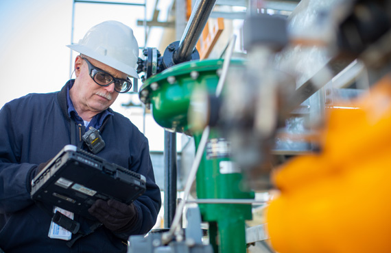 To improve vaporization, distillation is carried out with extremely low, near-vacuum pressures.